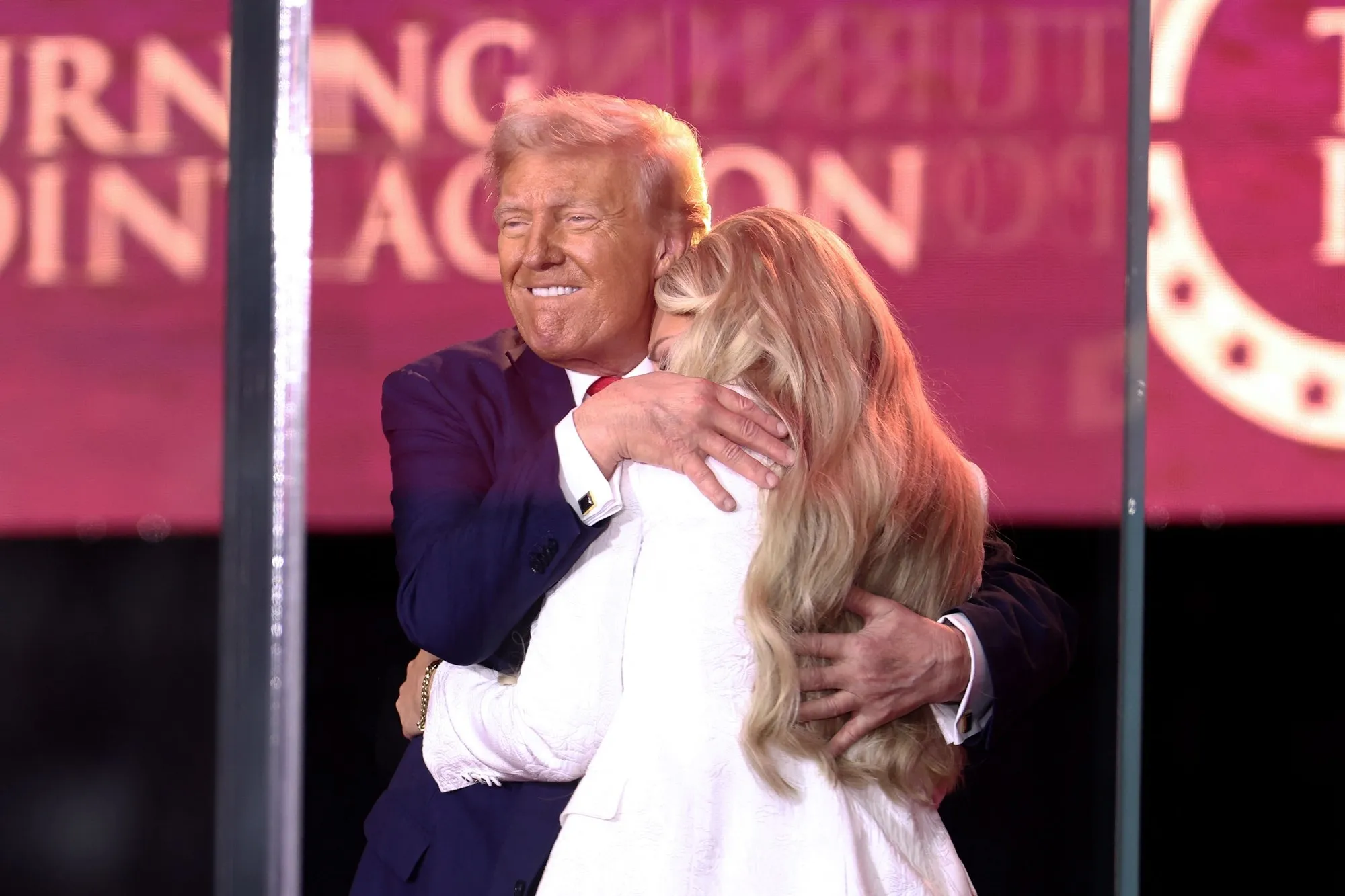 thumbnail - 도널드 트럼프 미국 대통령이 21일 애리조나주 글렌데일의 스테이트팜 경기장에서 열린 우익 활동가 찰리 커크의 추모식에서 찰리 커크의 부인 에리카 커크를 안고 있다. AFP 연합뉴스