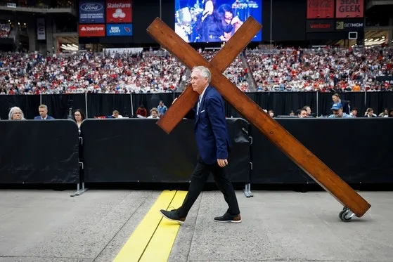 thumbnail - 현지시간 21일 미국 애리조나주 글렌데일에서 열린 정치 운동가 찰리 커크의 공개 추모식에 앞서 스테이트 팜 스타디움으로 나무 십자가가 옮겨지고 있다. EPA 연합뉴스