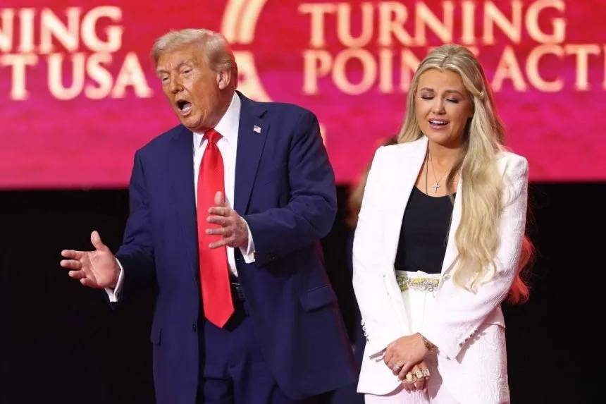 thumbnail - 도널드 트럼프 미국 대통령과 찰리 커크의 아내 에리카가 21일(현지시간) 애리조나주 글렌데일에서 열린 추모행사에서 함께 무대에 올라와 있다. 연합뉴스