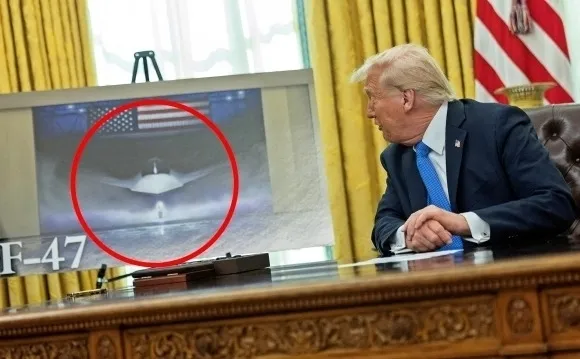 thumbnail - 도널드 트럼프 미국 대통령이 지난 3월 21일(현지시간) 백악관에서 6세대 전투기 F-47을 직접 공개했다. 이 발표로 보잉이 사업자로 최종 확정됐다. 로이터 연합뉴스