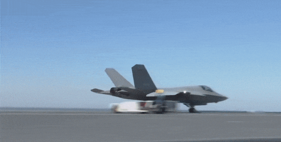 thumbnail - 항공모함 푸젠함에서 이륙하는 항공기 모습.  중국 인민해방군