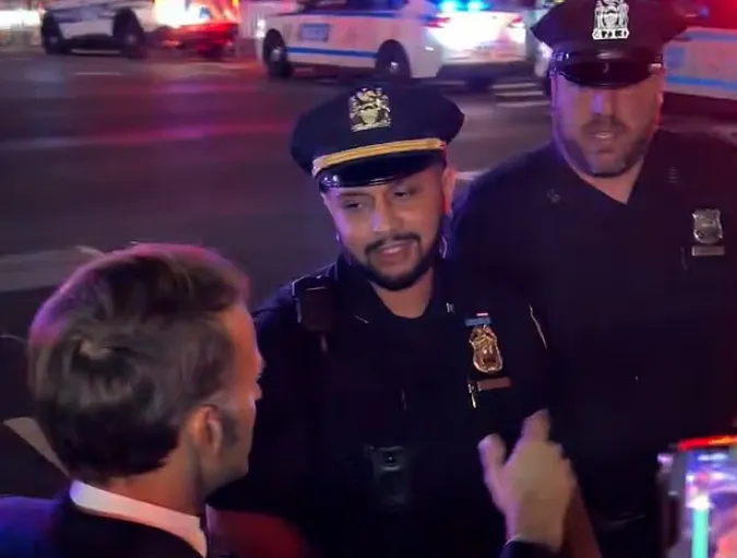 thumbnail - 22일(현지시간) 밤 마크롱 대통령(왼쪽)이 유엔 총회에 참석한 뒤 미국 뉴욕 맨해튼의 한 도로를 건너려다가 경찰관에게 제지당하는 모습.