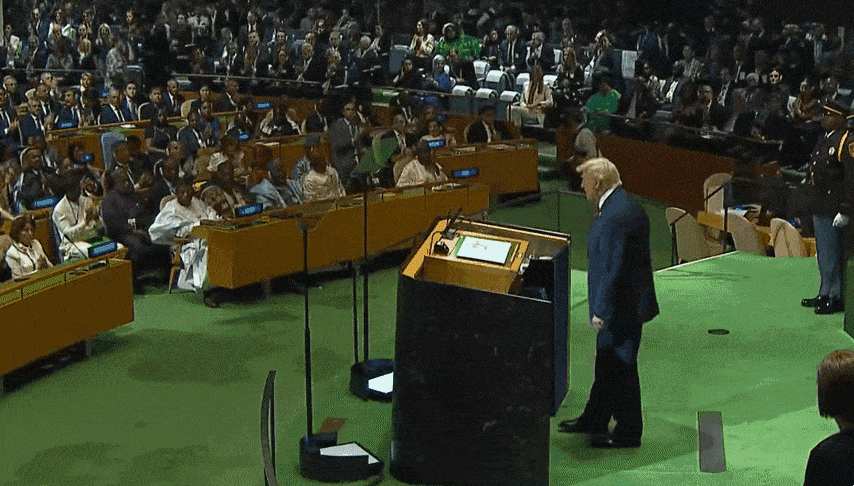 thumbnail - 도널드 트럼프 미국 대통령이 지난 23일(현지시간) 유엔 총회에서 연설을 마친 뒤 마지못해 박수를 보내는 멜라니아 여사