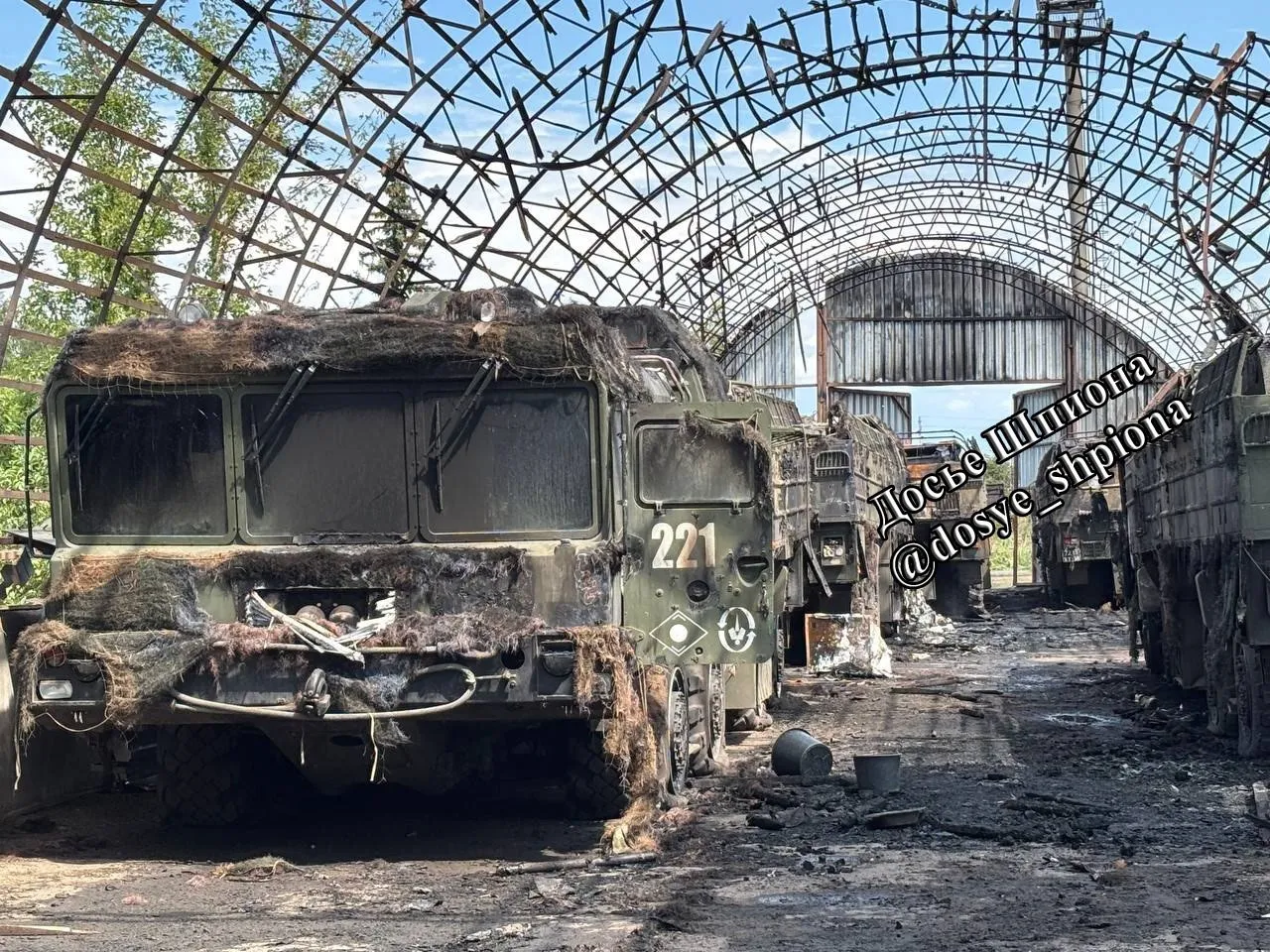 thumbnail - 우크라이나 자폭 드론 공습으로 격납고 안에서 전소한 이스칸데르-M 차량들. 러시아군이 촬영한 이미지를 ‘도시에 슈피오나’ 텔레그램 채널이 공개했다.