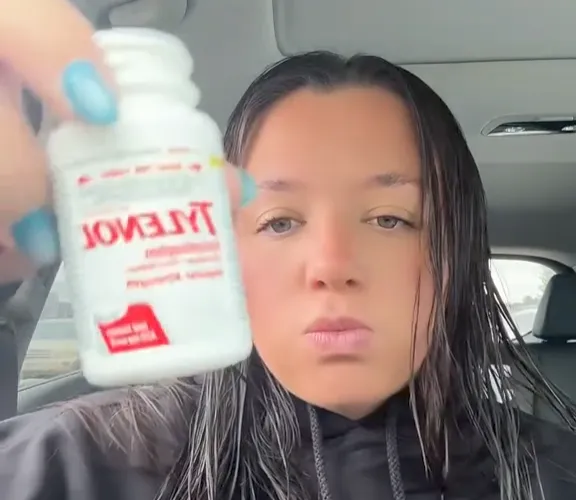 thumbnail - 현재 SNS에서는 임산부들이 타이레놀을 복용하는 모습을 촬영한 영상이 실시간으로 공유되고 있다. 틱톡 캡처