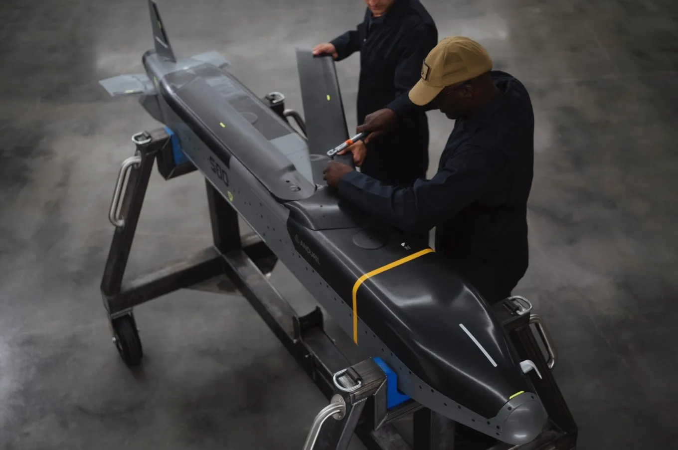 thumbnail - 작업자가 바라쿠다-500 날개 부품을 장착하는 장면. ‘간단한 공구로 조립 가능’하다는 생산성 강조 메시지를 보여준다. 출처=안두릴