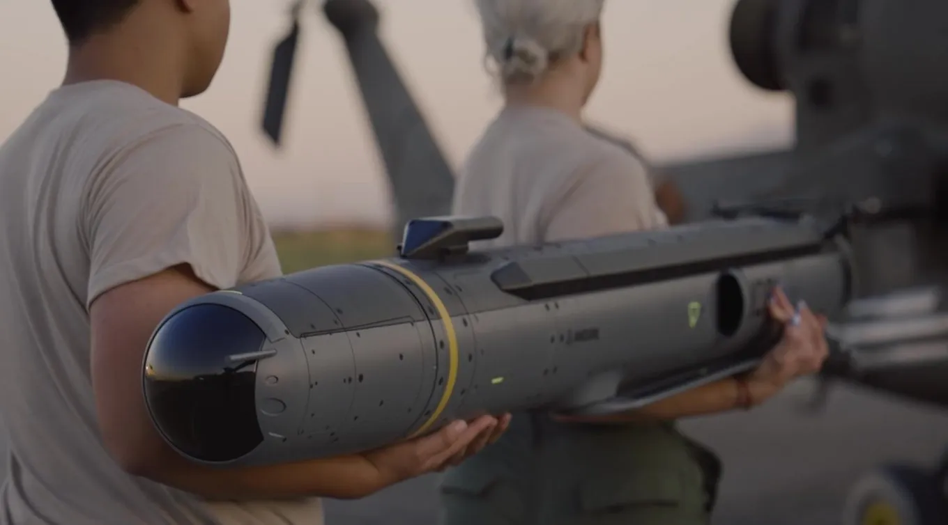 thumbnail - 병사들이 바라쿠다-500을 들고 이동하는 모습. 비교적 가벼운 기체 구조 덕분에 운용과 배치가 쉽다. 출처=안두릴