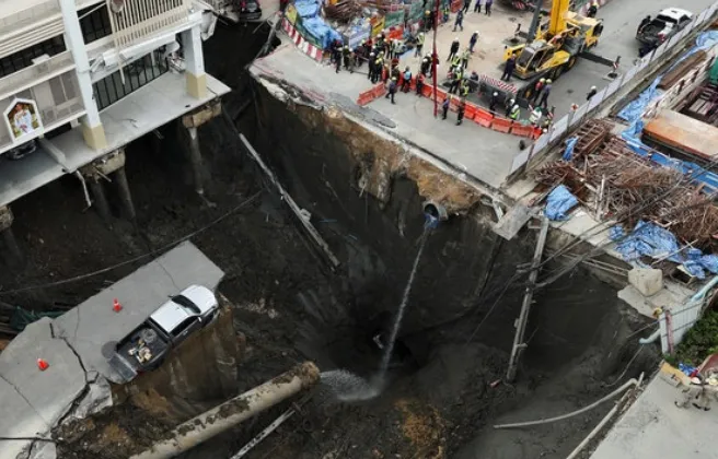 thumbnail - 태국 현지시간으로 24일 오전 7시 15분쯤 방콕 바지라 대학병원 앞 삼센 로드 구간에서 도로 전체가 내려앉는 사고가 발생했다. 로이터 연합뉴스