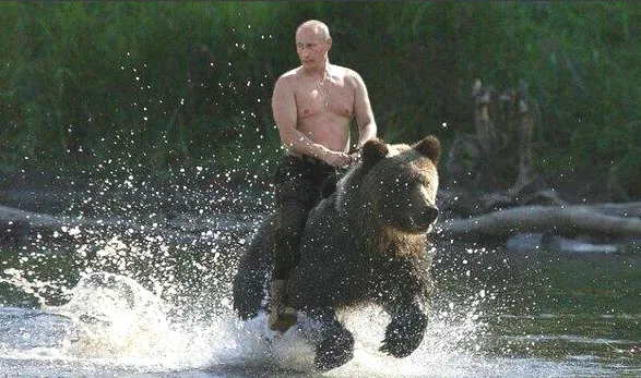 thumbnail - 과거 러시아 달력에 실린 ‘곰 타는 푸틴’ 모습