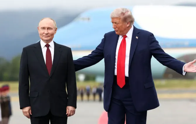 thumbnail - 지난 8월 15일 미국 알래스카주 앵커리지의 미군 기지에서 만난 푸틴 러시아 대통령(왼쪽)과 트럼프 미국 대통령(오른쪽). 로이터 연합뉴스