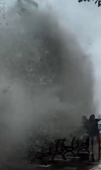 thumbnail - 올해 가장 강력한 제18호 태풍 ‘라가사’ 앞에서 ‘인증샷’ 찍던 홍콩 주민들. 파도가 이들을 덮치는 순간. 엑스 캡처