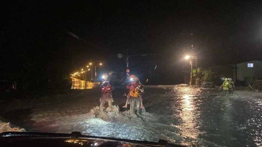 thumbnail - 대만 화롄 홍수 피해자를 업은 구조대원들. CNA 캡처