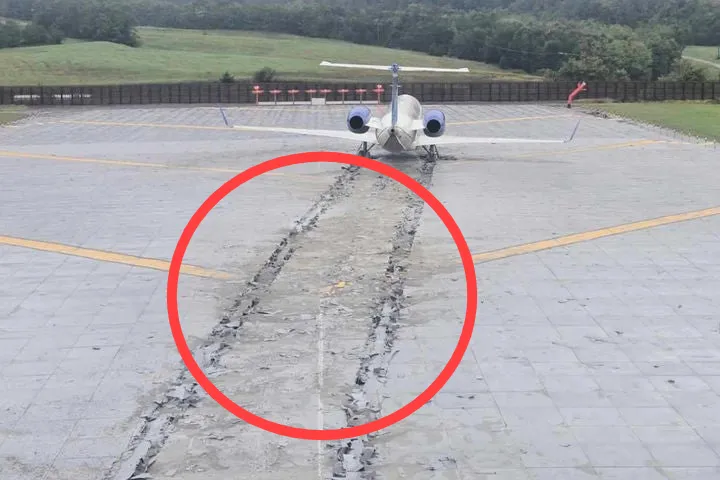 thumbnail - 미국 지역 항공사인 커뮤트에어의 여객기가 24일(현지시간) 버지니아주(州) 로어노크-블랙스버그 공항에 착륙 중 활주로를 벗어났으나 특수제동장치(EMAS) 도움으로 안전하게 정지했다. AP 뉴시스