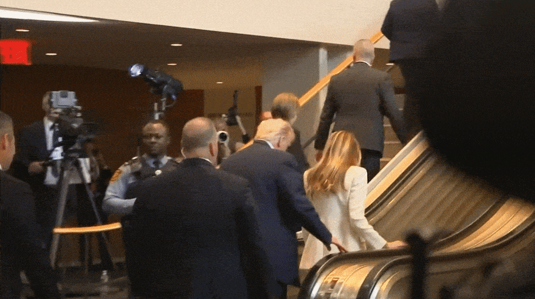 thumbnail - 멈춰 선 에스컬레이터와 트럼프 내외 모습