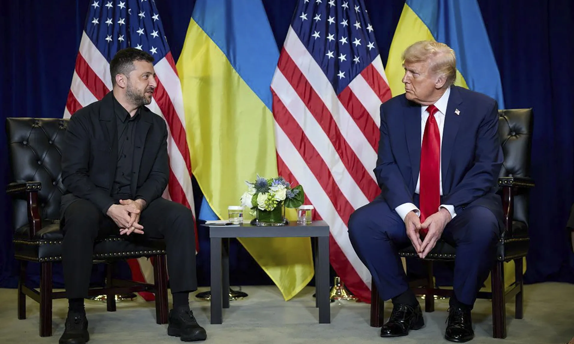 thumbnail - 지난 23일(현지시간) 유엔본부에서 볼로디미르 젤렌스키 우크라이나 대통령(왼쪽)과 도널드 트럼프 미국 대통령과 회담하고 있다.  EPA 연합뉴스