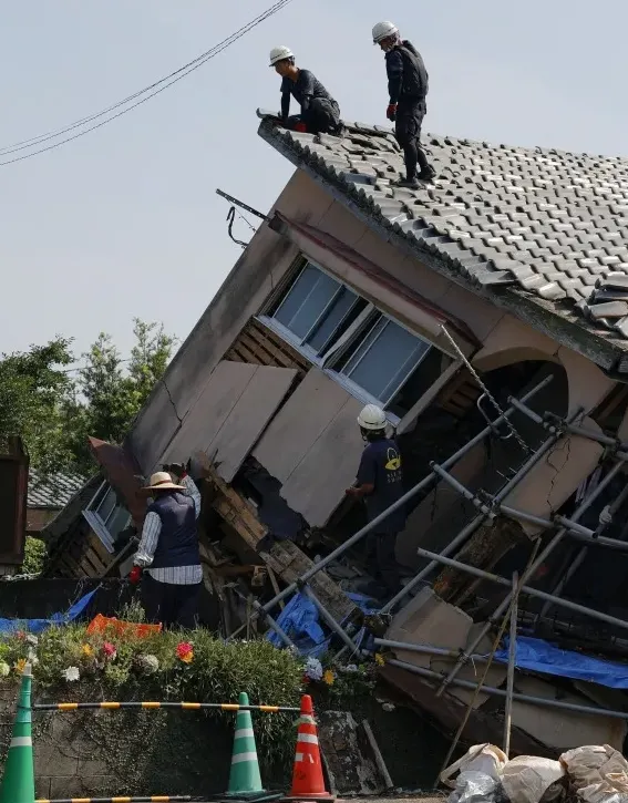 thumbnail - 2024년 8월 9일 일본 남서부 가고시마현 오사키 마을에서 지진으로 무너진 주택에서 구조대원들이 작업을 하는 모습. 교도 로이터 연합뉴스