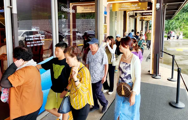 thumbnail - 코로나19가 끝난 2023년 중국청년여행사(CYTS)를 통한 첫 중국 단체 관광객들이 서울 신라면세점으로 들어가고 있다. 서울신문DB