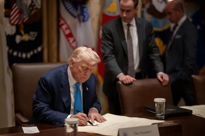 thumbnail - 백악관은 30일(현지시간) 인스타그램 계정에 트럼프 대통령이 백악관에서 한미 무역합의 문서에 서명하는 사진을 올렸다. 사진 글에는 “미국이 대한민국과 포괄적이고 완전한 무역 협정에 합의했다는 소식을 전하게 돼 기쁘다”고 적었다. 2025. 7. 31. 뉴스1