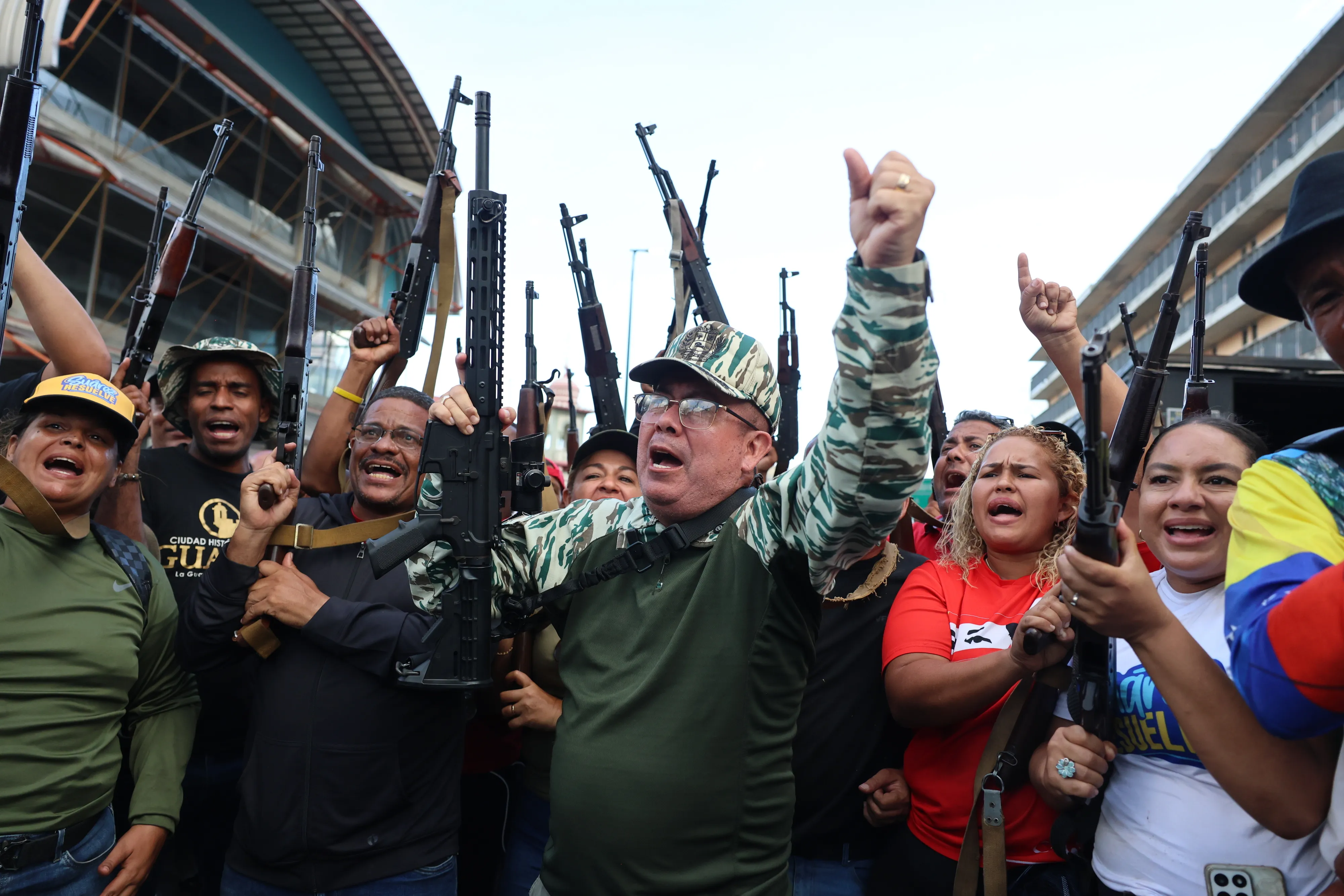 thumbnail - 9월 23일(현지시간) 베네수엘라 카라카스에서 열린 군사훈련에 참여한 호세 마누엘 수아레스(가운데) 라과이라 시장. 수천 명의 차베스주의자들과 당국자들이 무장을 불사하며 ‘조국 수호’를 다짐했다. EPA 연합뉴스