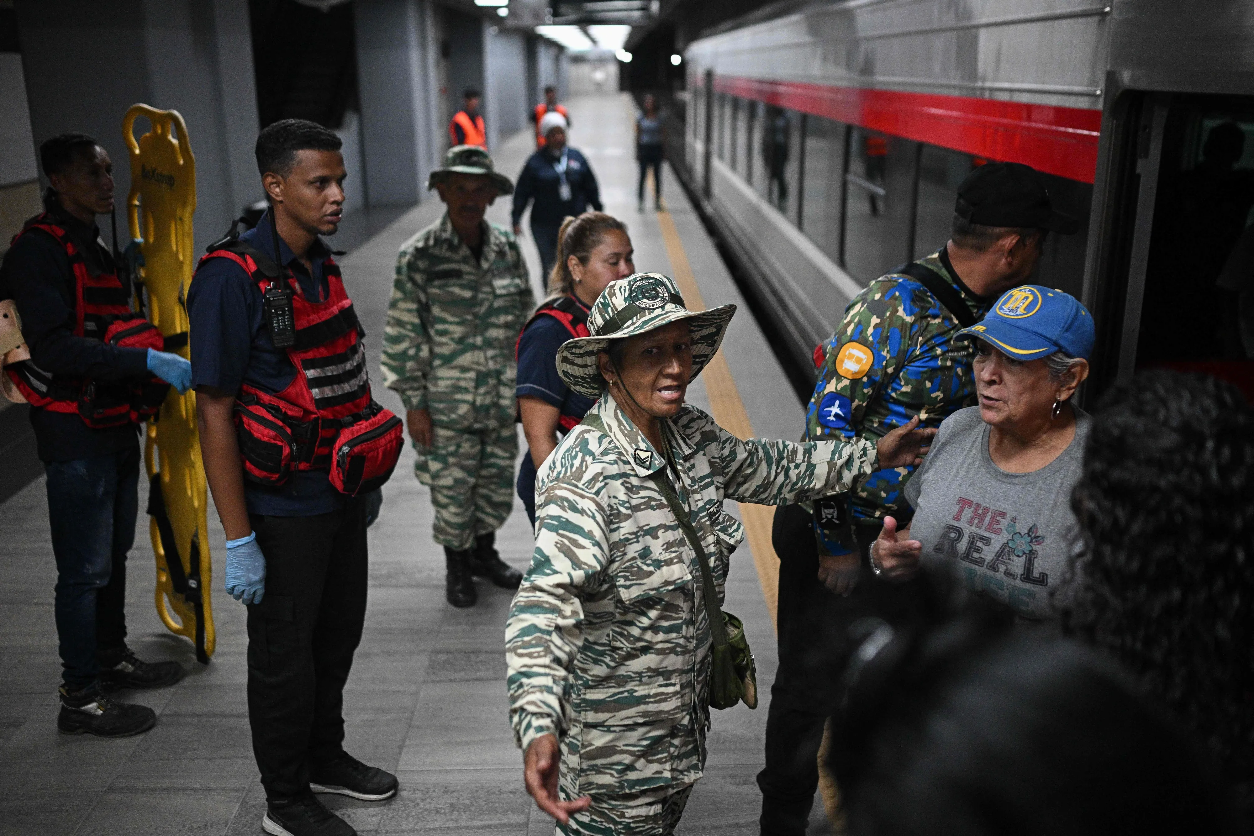 thumbnail - 9월 27일(현지시간) 베네수엘라 카라카스에서 열린 위험 대비 훈련 중 볼리바르 민병대원이 시민들의 대피를 돕고 있다. 당국은 자연재해와 무력 충돌 상황을 가정한 훈련을 통해 ‘조국 수호’ 의지를 과시했다. AFP 연합뉴스