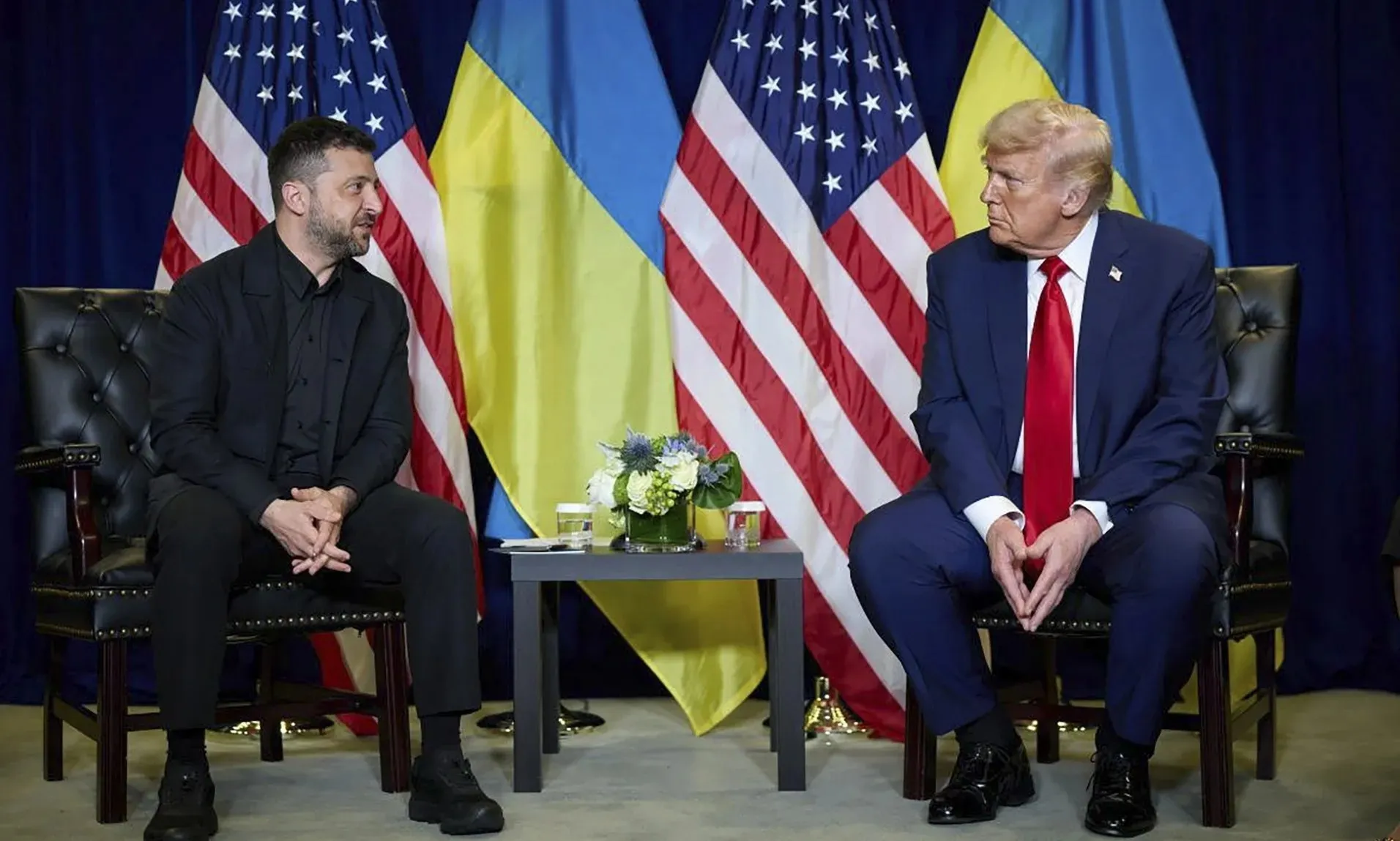 thumbnail - 지난 23일(현지시간) 유엔본부에서 볼로디미르 젤렌스키 우크라이나 대통령(왼쪽)과 도널드 트럼프 미국 대통령과 회담하고 있다. EPA 연합뉴스