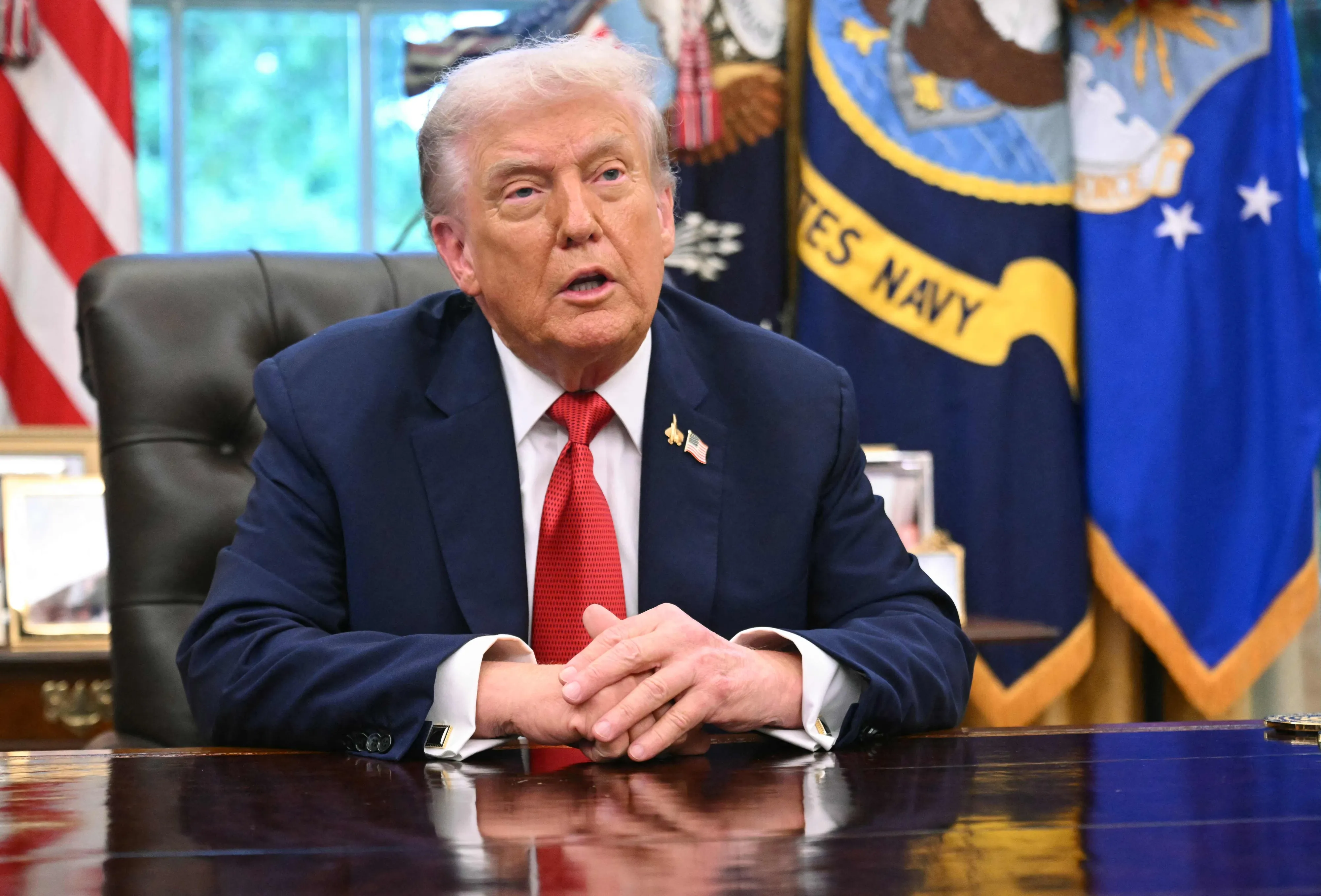 thumbnail - 도널드 트럼프 미국 대통령이 2025년 9월 25일 워싱턴 백악관 집무실에서 행정명령 서명에 앞서 기자들과 발언하고 있다.  AFP 연합뉴스