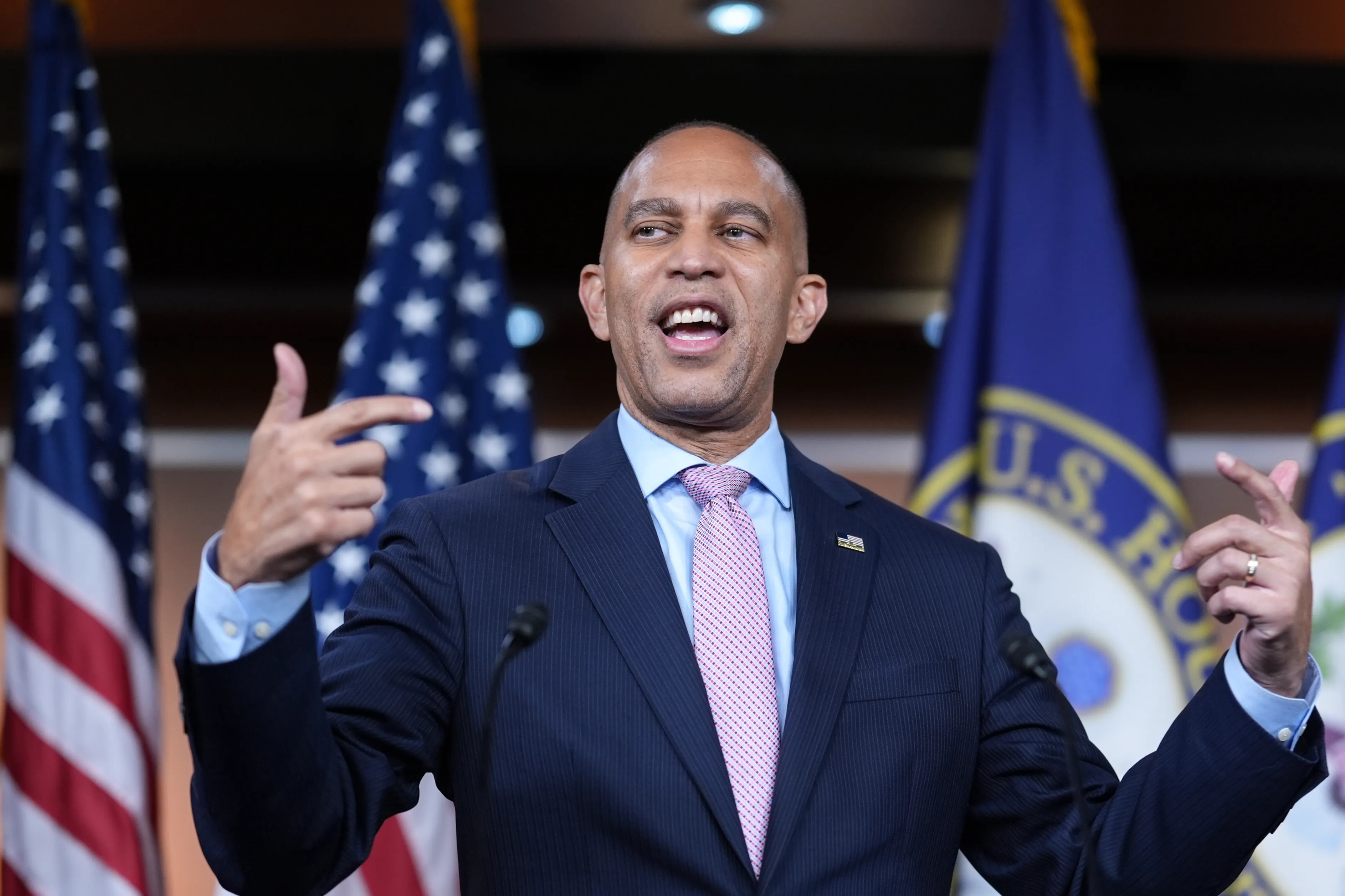 thumbnail - 하킴 제프리스 미국 하원 민주당 원내대표가 2025년 9월 25일 워싱턴 의사당에서 기자들과 만나 발언하고 있다. 연방정부 셧다운 시한을 며칠 앞둔 시점이다. AP 연합뉴스