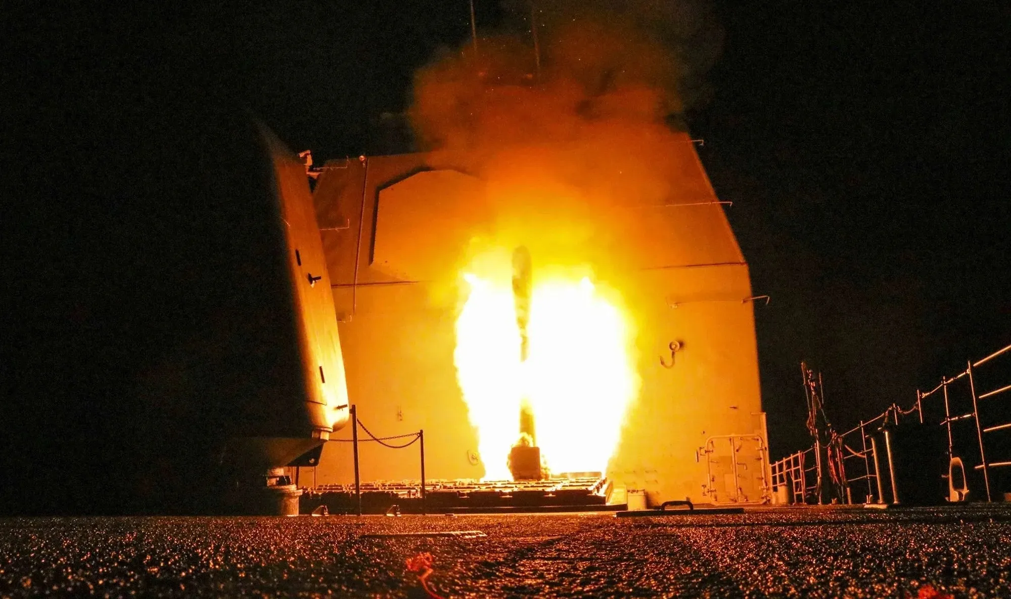 thumbnail - 미국 미사일 순양함에서 발사되고 있는 토마호크 미사일 자료사진. 미 국방부 제공