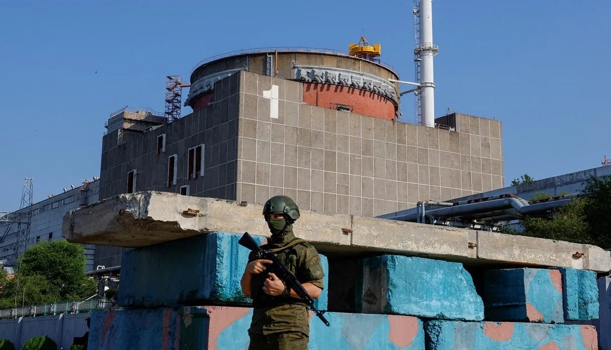 thumbnail - 자포리자 원자력발전소를 경비 중인 러시아군의 모습. 로이터 연합뉴스 자료사진