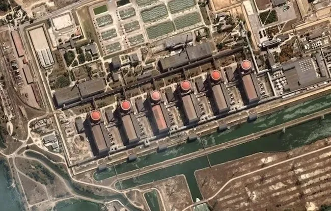 thumbnail - 위성으로 촬영한 자포리자 원전 모습. 6기의 원자로와 그 앞 연료저장소가 보인다