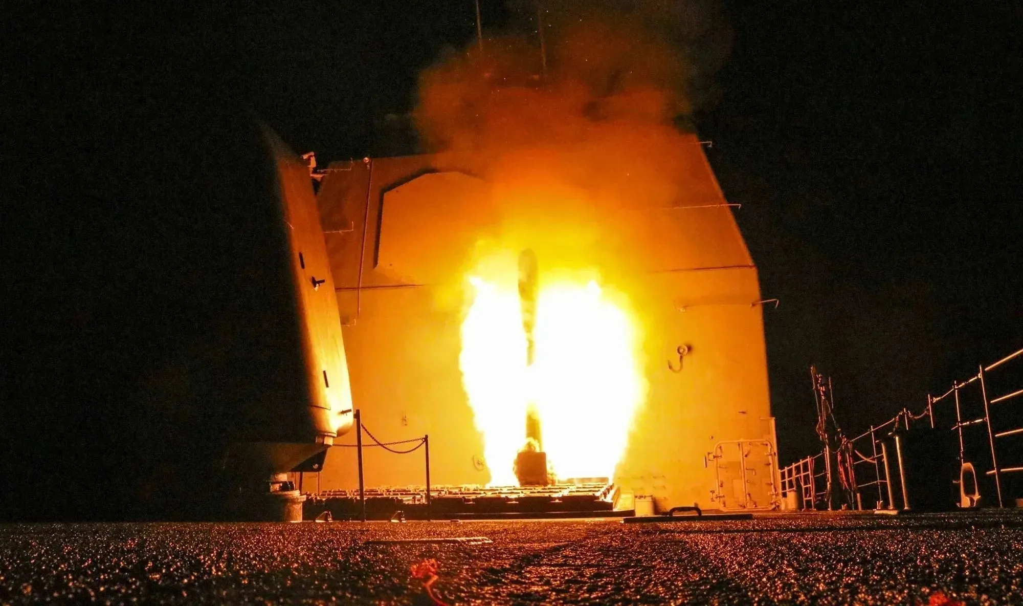 thumbnail - 미국 미사일 순양함에서 발사되고 있는 토마호크 미사일 자료사진. 미 국방부 제공