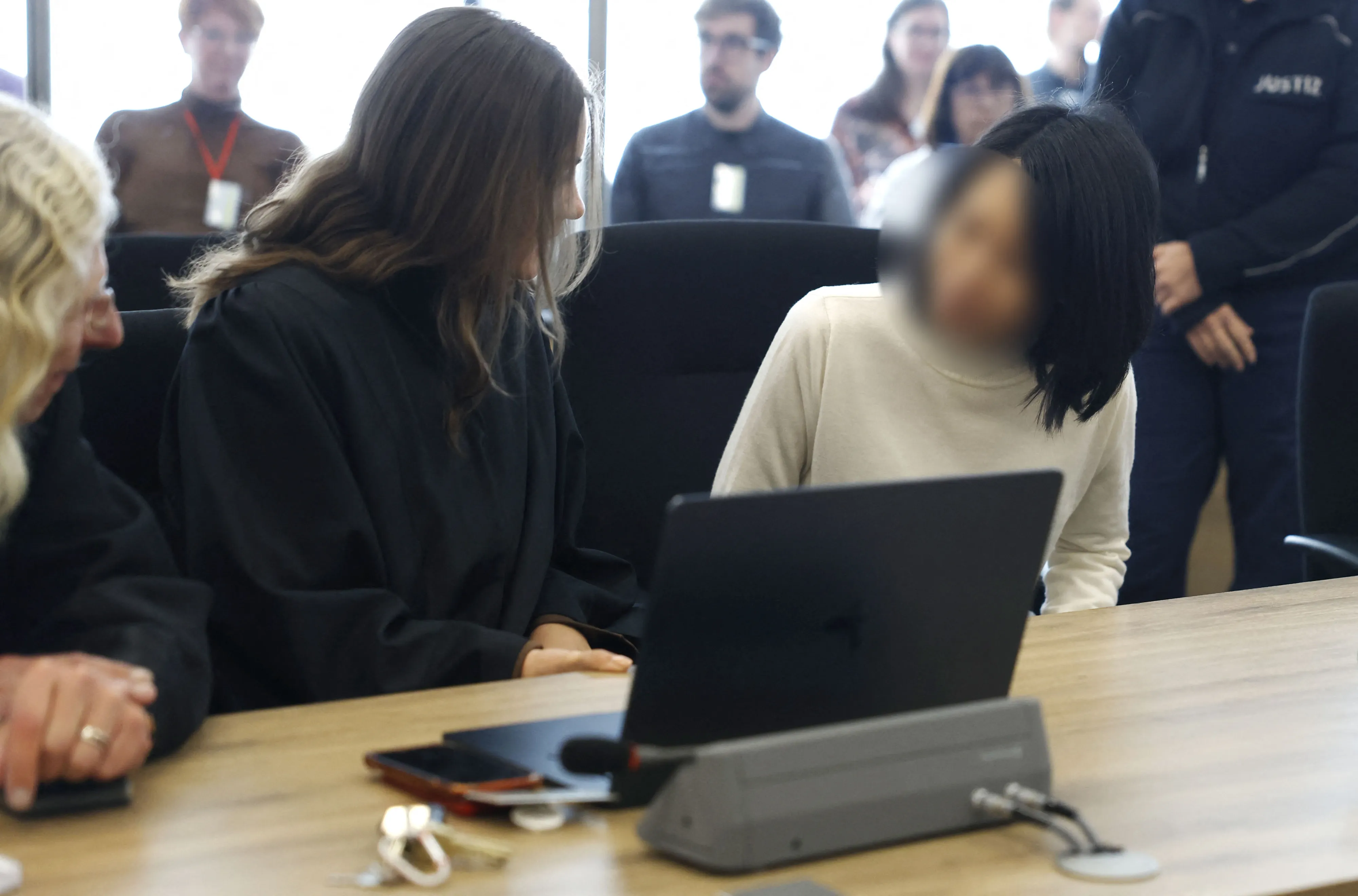 thumbnail - 중국 국적의 피고인 야츠 X(오른쪽)가 변호인들과 함께 재판에 참석하고 있다. 그는 독일 방산기업 관련 정보를 중국 측에 넘긴 혐의를 받고 있으며, 이번 사건은 AfD 소속 막시밀리안 크라 의원의 전직 보좌관 지안 궈와 연계된 간첩 재판의 일환이다. 2025년 9월 30일, 독일 드레스덴 고등법원. AFP 연합뉴스