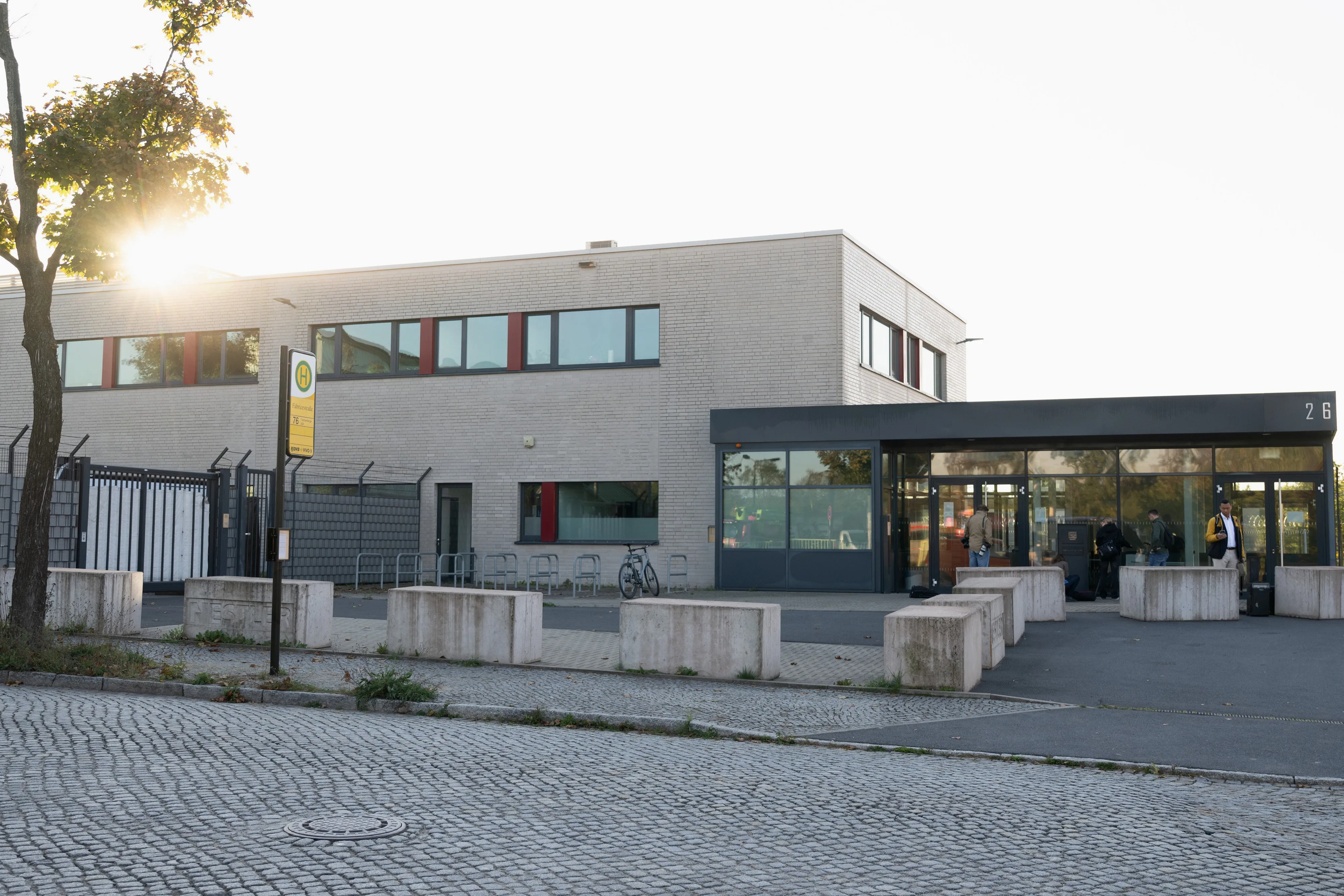 thumbnail - 중국 간첩 사건 판결이 열린 독일 드레스덴 고등법원 전경. 이번 재판에서 AfD 의원 보좌관 출신 지안 궈는 유럽의회 기밀 유출과 간첩 혐의로 징역 4년 9개월을 선고받았다. 2025년 9월 30일, 독일 드레스덴. AP 연합뉴스