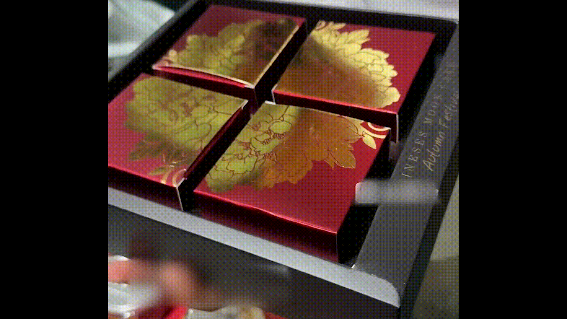 thumbnail - 중국에서 귀뚜라미가 들어간 월병이 등장해 논란이 일고 있다. 사진=더우인 캡처