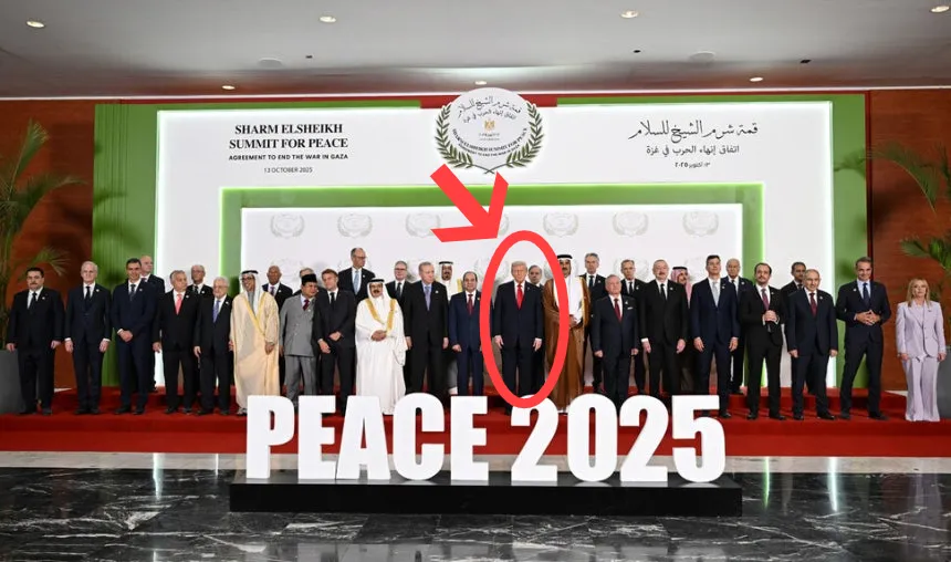 thumbnail - 도널드 트럼프 미국 대통령이 13일(현지시각) 이집트 샤름엘셰이크에서 열린 가자지구 관련 정상회의에서 세계 정상들과 함께 기념사진을 촬영하고 있다. UPI 연합뉴스