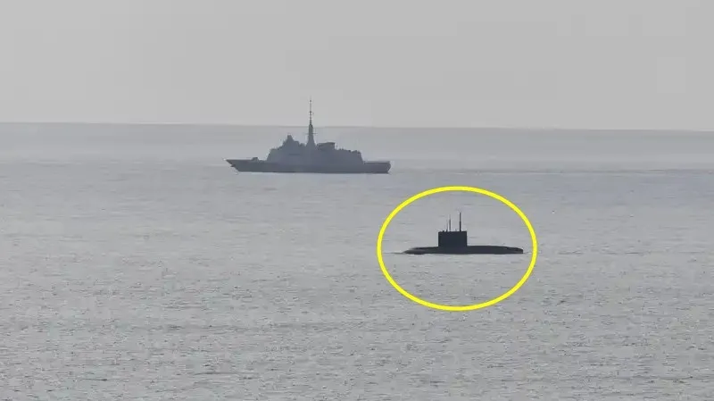 thumbnail - 나토 해상사령부는 9일 프랑스 함정이 프랑스 북부 브르타뉴 해안에서 러시아 잠수함을 감시하는 사진을 공개했다.