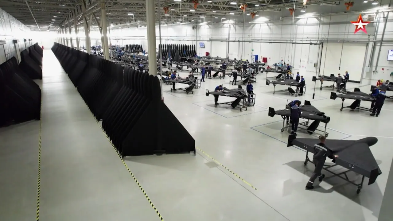 thumbnail - 러시아군의 ‘게란’ 드론으로 추정되는 공격용 무인기가 대량 조립되고 있는 공장의 내부 모습. 러시아 국방 채널 ‘즈베즈다 TV’가 최근 공개한 영상 갈무리.