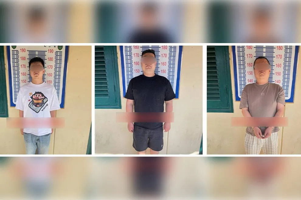 thumbnail - 캄보디아 경찰에 체포된 중국인 용의자 3명이 신원 확인 절차를 위해 포즈를 취하고 있다. 이들은 지난 8월 깜폿주에서 한국인 박 모 씨를 살해한 혐의와 함께 온라인사기 범죄에 연루된 혐의를 받고 있다. 현지 수사당국은 추가 공범을 추적 중이다. 사진=캄보디아 경찰 제공