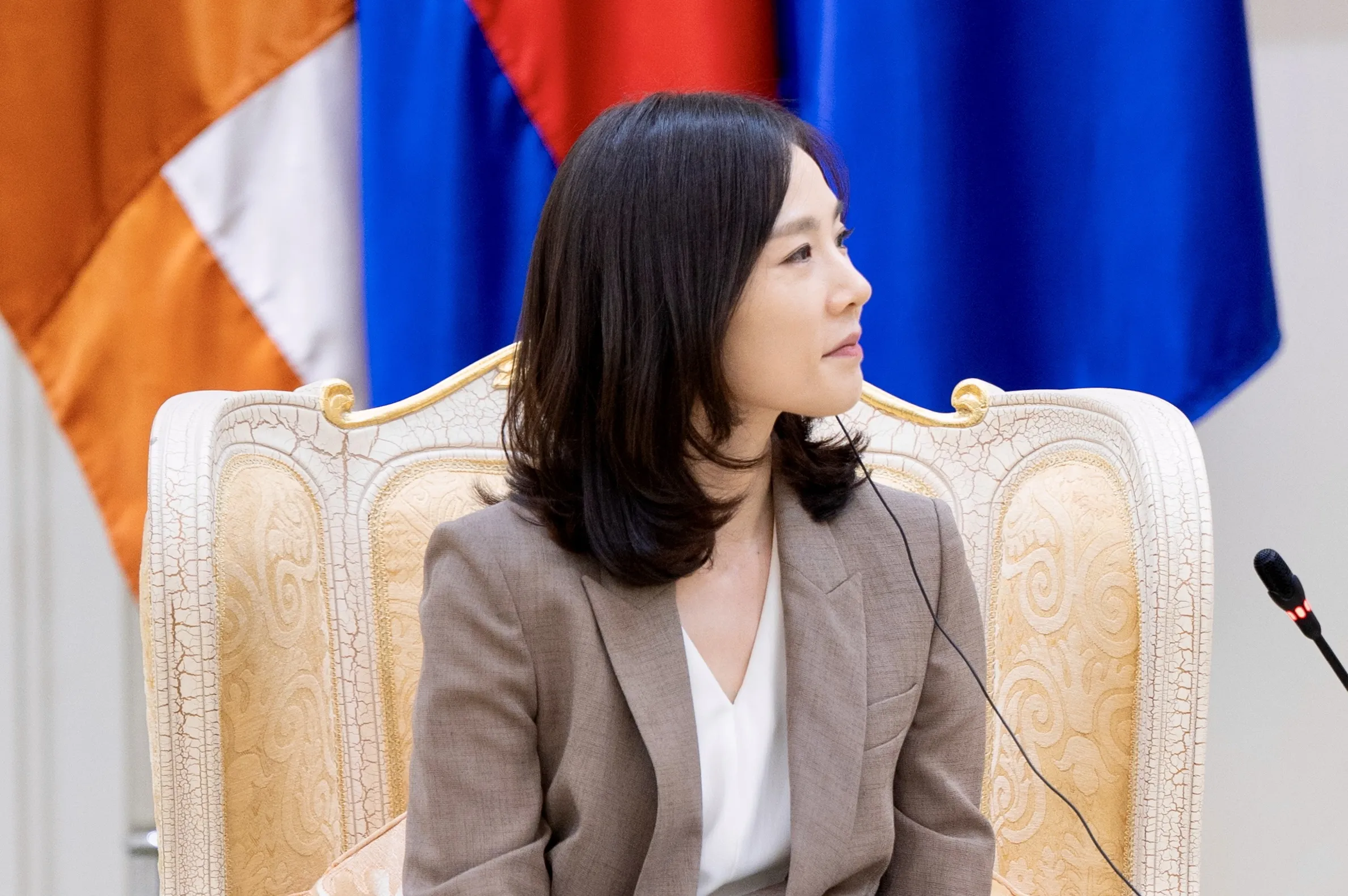 thumbnail - 김진아 외교부 2차관이 16일(현지시간) 캄보디아 프놈펜 평화궁에서 훈 마넷 총리(사진 비포함)를 예방하고 있다. 김 차관은 구금된 한국인 송환과 양국 간 범죄 대응 협력 방안을 논의하기 위해 캄보디아를 공식 방문했다. EPA 연합뉴스