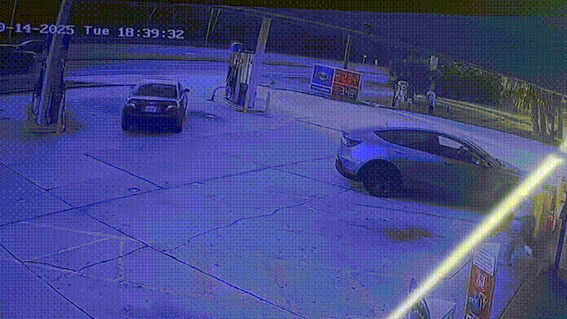 thumbnail - 14일(현지시간) 미국 플로리다주 브레바드 카운티에서 한 자동차 절도범이 뒷좌석에 아기가 있는 것을 발견하고 훔친 차량을 다시 돌려놓는 사건이 발생했다. 브레바드 카운티 보안관실 제공