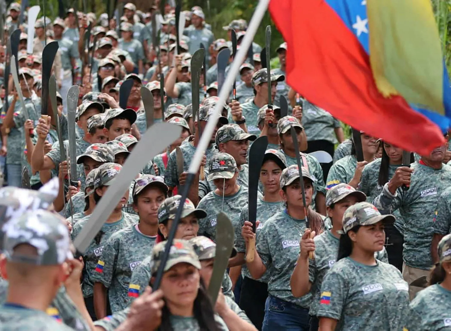 thumbnail - 베네수엘라 수도 카라야카에서 17일(현지시간) 미국과의 긴장이 고조되는 가운데 볼리바르 농민민병대원들이 마체테(마체테형 칼)를 들고 군사 훈련에 참여하고 있다. 베네수엘라 내무·사법부 제공/로이터 연합뉴스