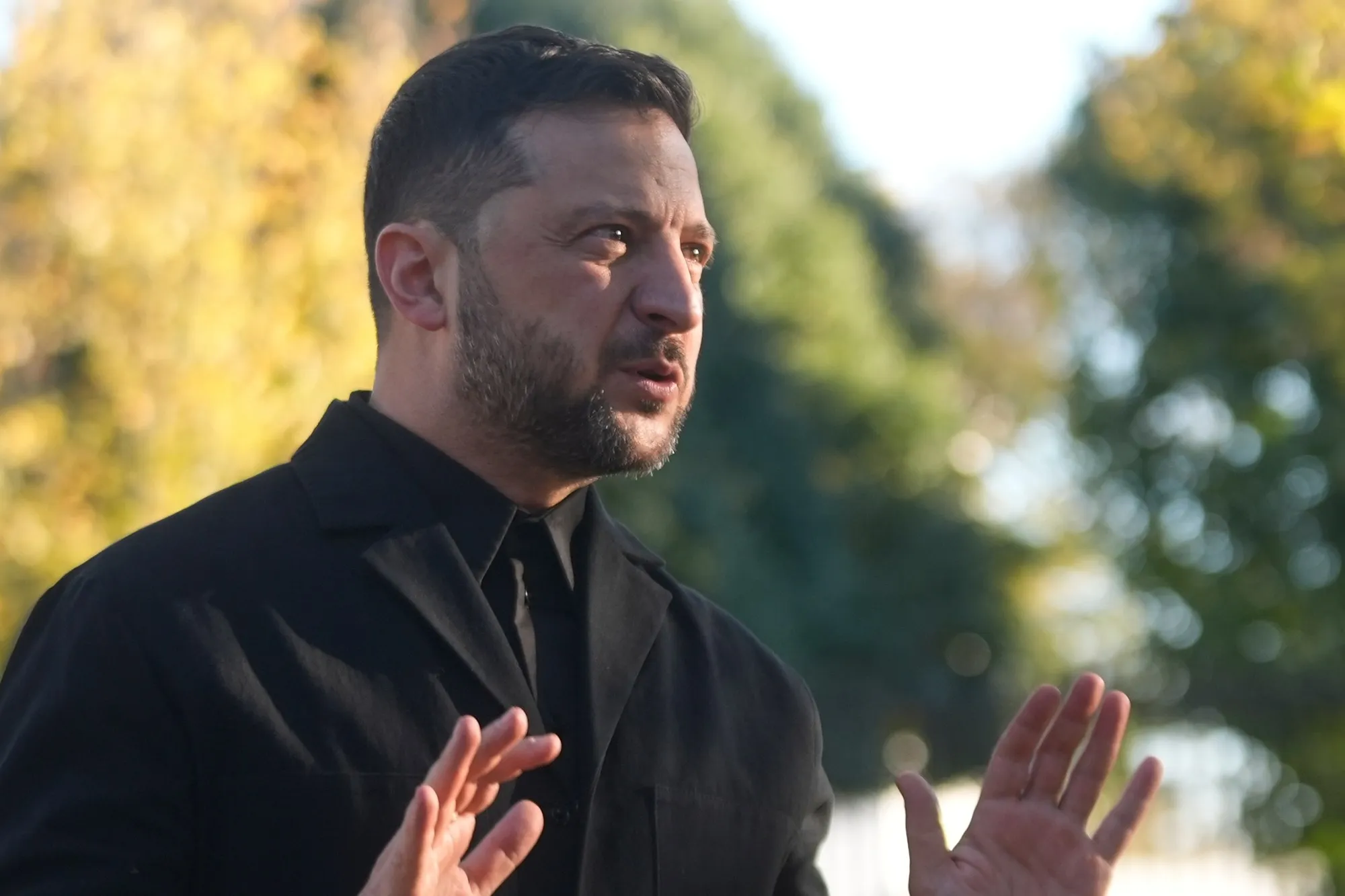 thumbnail - 지난 17일 백악관 회담을 마치고 기자들과 대화하는 볼로디미르 젤렌스키 우크라이나 대통령. AP 연합뉴스