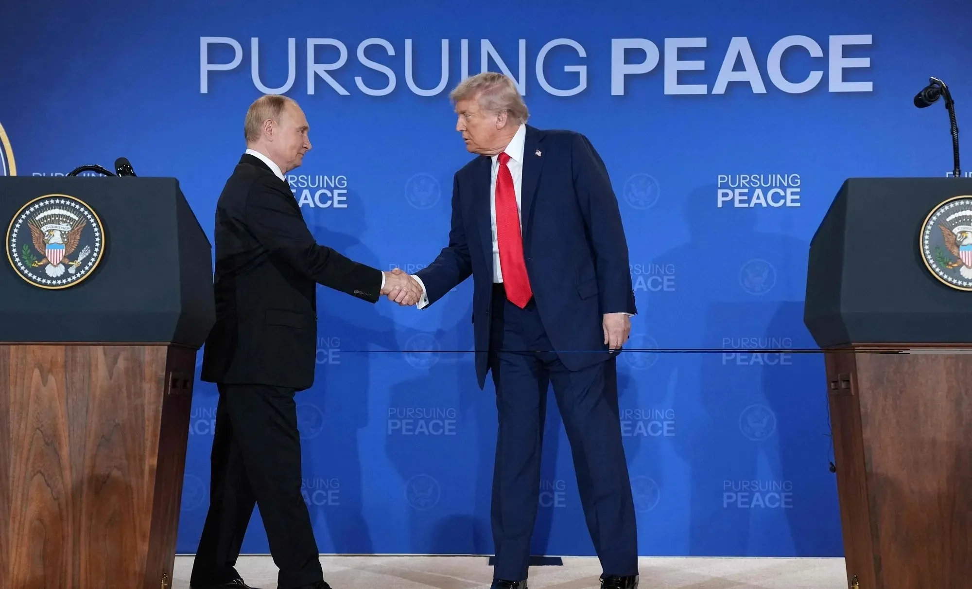 thumbnail - 도널드 트럼프(오른쪽) 미국 대통령과 블라디미르 푸틴 러시아 대톻령이 8월 15일 미국 알래스카주 앵커리지 엘먼도프-리처드슨 합동기지에서 만나 악수하고 있다. AFP 연합뉴스