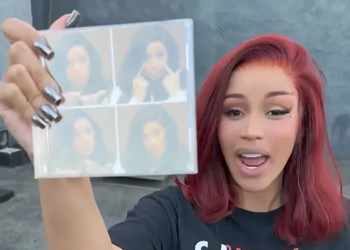 thumbnail - 새 앨범을 홍보하는 카디 비. 출처=카디 비 인스타그램