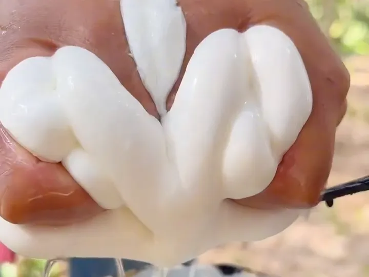 thumbnail - 일명 ‘고무짜기’ 영상으로 인기를 얻고 있는 말레이시아의 한 인스타그램 계정. mmellium 캡처