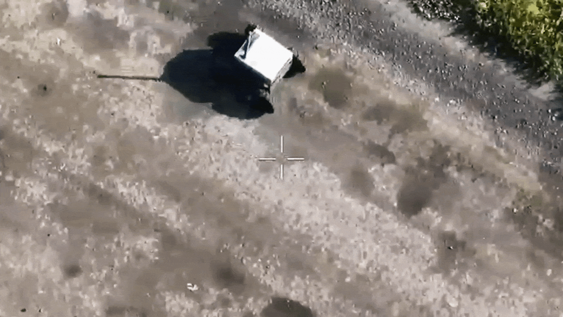 thumbnail - 우크라이나 제3강습여단이 폭발물 약 63㎏을 실은 지상드론을 러시아군이 숨은 것으로 추정되는 진지 방향으로 보내고 있다. 제3강습여단이 공개한 영상 일부를 GIF로 제작, 2025년 6월. 우크라이나 제3강습여단 영상 캡처, 워싱턴포스트