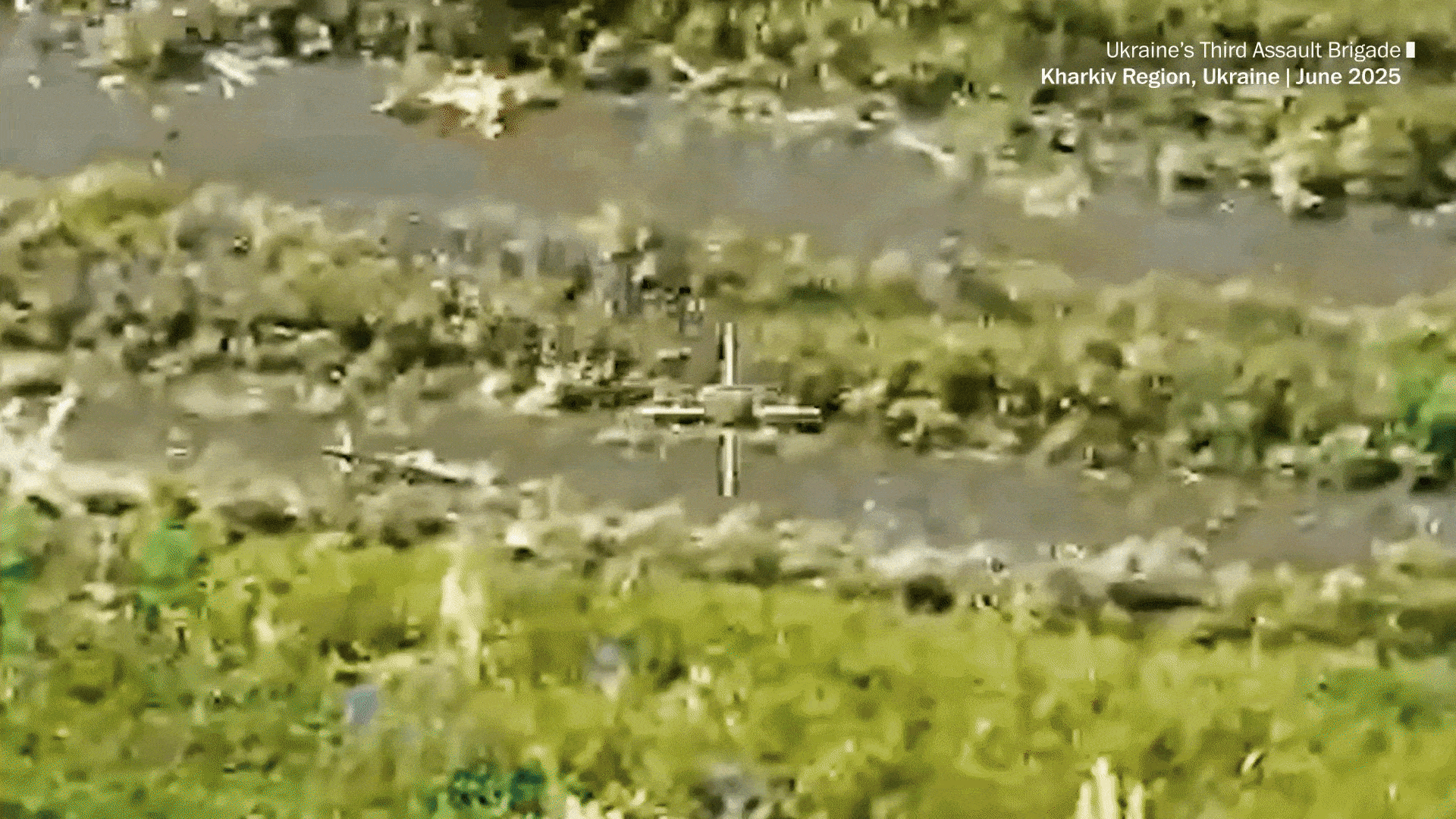 thumbnail - 러시아 병사 두 명이 손을 든 채 우크라이나 제3강습여단 병사의 지시에 따라 걸어가고 있다. 우크라이나 제3강습여단이 공개한 영상 일부를 GIF로 제작, 2025년 6월. 우크라이나 제3강습여단 영상 캡처, 워싱턴포스트