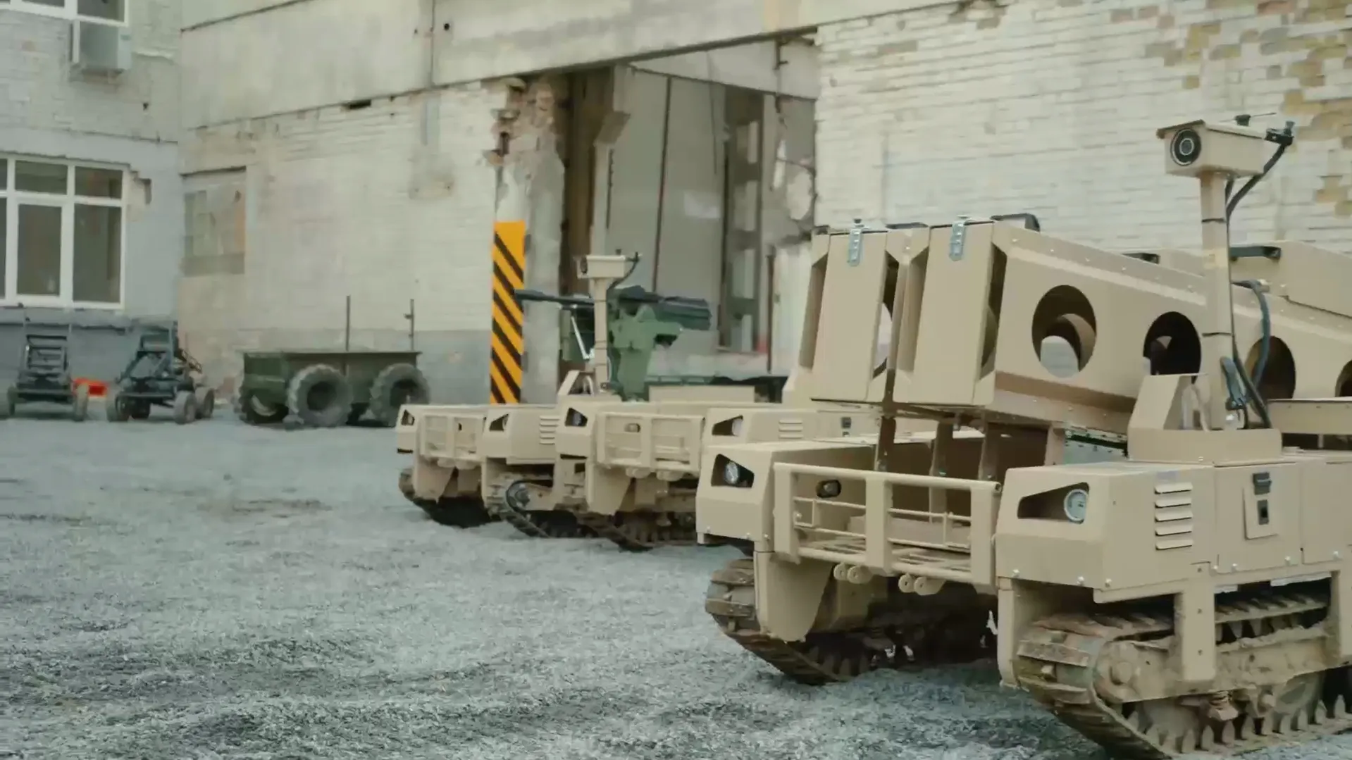 thumbnail - 우크라이나 제3강습여단 산하 ‘UGV 스쿨’에서 제작된 궤도형 지상드론들이 시험장에 정렬돼 있다. 우크라이나 제3강습여단이 공개한 영상 캡처