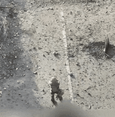 thumbnail - 러시아 병사로 추정되는 남성이 항복의사를 밝히자 러시아군 드론이 다가와 폭발물을 떨어뜨려 그를 숨지게 했다는 주장이 나왔다. 텔레그램 영상 캡처