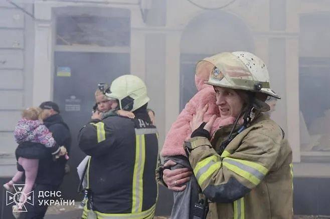 thumbnail - 하르키우 구조대원들이 러시아의 드론 공격을 받은 유치원 어린이들을 대피시키고 있다